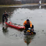 Lekcja bezpieczeństwa nad zalewem. Strażacy pokazali dzieciom, jak ratować osobę, pod którą załamał się lód / Marcin Różyc / Radio Kielce