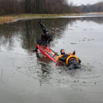 Lekcja bezpieczeństwa nad zalewem. Strażacy pokazali dzieciom, jak ratować osobę, pod którą załamał się lód / Marcin Różyc / Radio Kielce