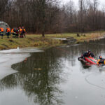 Lekcja bezpieczeństwa nad zalewem. Strażacy pokazali dzieciom, jak ratować osobę, pod którą załamał się lód / Marcin Różyc / Radio Kielce