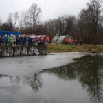 Lekcja bezpieczeństwa nad zalewem. Strażacy pokazali dzieciom, jak ratować osobę, pod którą załamał się lód / Marcin Różyc / Radio Kielce