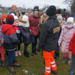 Lekcja bezpieczeństwa nad zalewem. Strażacy pokazali dzieciom, jak ratować osobę, pod którą załamał się lód / Marcin Różyc / Radio Kielce