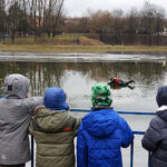 Lekcja bezpieczeństwa nad zalewem. Strażacy pokazali dzieciom, jak ratować osobę, pod którą załamał się lód / Marcin Różyc / Radio Kielce