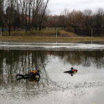 Lekcja bezpieczeństwa nad zalewem. Strażacy pokazali dzieciom, jak ratować osobę, pod którą załamał się lód / Marcin Różyc / Radio Kielce