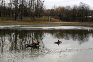 Lekcja bezpieczeństwa nad zalewem. Strażacy pokazali dzieciom, jak ratować osobę, pod którą załamał się lód / Marcin Różyc / Radio Kielce
