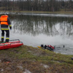 Lekcja bezpieczeństwa nad zalewem. Strażacy pokazali dzieciom, jak ratować osobę, pod którą załamał się lód / Marcin Różyc / Radio Kielce