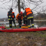 Lekcja bezpieczeństwa nad zalewem. Strażacy pokazali dzieciom, jak ratować osobę, pod którą załamał się lód / Marcin Różyc / Radio Kielce