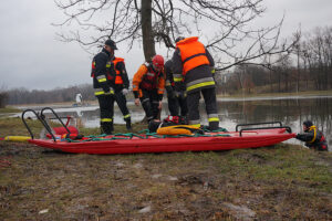 Lekcja bezpieczeństwa nad zalewem. Strażacy pokazali dzieciom, jak ratować osobę, pod którą załamał się lód / Marcin Różyc / Radio Kielce