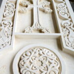 Ormiański krzyż z Janem Pawłem II powstaje w „Plastyku” / Kamil Król / Radio Kielce