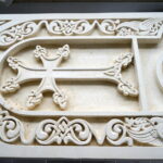 Ormiański krzyż z Janem Pawłem II powstaje w „Plastyku” / Kamil Król / Radio Kielce