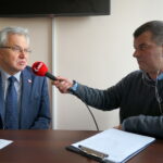 Konferencja "Bliżej funduszy europejskich". Sekretarz Stanu w Ministerstwie Rodziny, Pracy i Polityki Społecznej Krzysztof Michałkiewicz w rozmowie z red. Radosławem Podsiadłym / Kamil Król / Radio Kielce