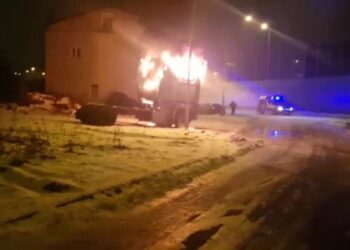 Policjanci z Kielc uratowali mężczyznę, który znajdował się w kabinie płonącej ciężarówki / świętokrzyska policja