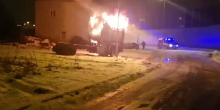 Policjanci z Kielc uratowali mężczyznę, który znajdował się w kabinie płonącej ciężarówki / świętokrzyska policja