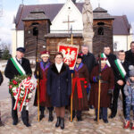 Krynki. Uroczystości upamiętniające 155. rocznicę Powstania Styczniowego. Na zdjęciu wójt gminy Brody Marzena Bernat, członkowie Stowarzyszenia Barchan Krynki i grupa rekonstrukcyjna / Anna Głąb / Radio Kielce