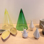 Ekspozycja „RETROspekcje”. Aleksandra Kujawska stożki „Egoist!”, Stanisława Koślacz-Piaskowska Ceramika z Lancromy naczynia z kolekcji „Jesień”, Hadaki „Hadaki creatures”, Magdalena Kucharska kolekcja „Baltica” / Instytut Dizajnu