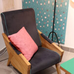 Ekspozycja „RETROspekcje”. Grzegorz korzeń Melyo fotel „Eni”, Sylwia Biegaj poduszka dekoracyjna „Rose” / Instytut Dizajnu