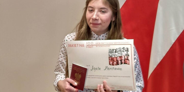 Agata Marchewka otrzymała tzw. „Pakiet Niepodległościowy” / Marcin Różyc / Radio Kielce