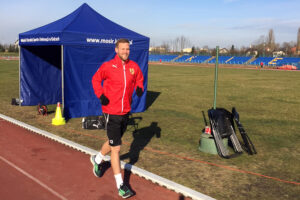 Testy wydolnościowe piłkarzy Korony Kielce na stadionie lekkoatletycznym / Rafał Szymczyk / Radio Kielce