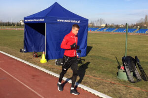 Testy wydolnościowe piłkarzy Korony Kielce na stadionie lekkoatletycznym / Rafał Szymczyk / Radio Kielce