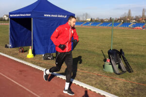 Testy wydolnościowe piłkarzy Korony Kielce na stadionie lekkoatletycznym / Rafał Szymczyk / Radio Kielce