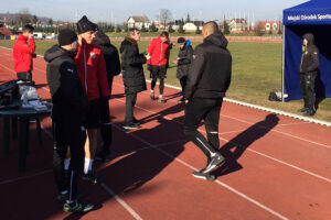 Testy wydolnościowe piłkarzy Korony Kielce na stadionie lekkoatletycznym / Rafał Szymczyk / Radio Kielce