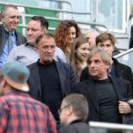 31.03.2017 Prezydent Kielc Wojciech Lubawski podpisał z Dieterem Burdenskim warunkową umowę dotyczącą sprzedaży 72% akcji spółki Korona SA. / Krzysztof Bujnowicz / Radio Kielce