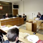 Rozprawa mężczyzn oskarżonych o oblanie pomnika w Rząbcu czerwoną farbą / Jarosław Kubalski / Radio Kielce