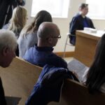 Rozprawa mężczyzn oskarżonych o oblanie pomnika w Rząbcu czerwoną farbą / Jarosław Kubalski / Radio Kielce