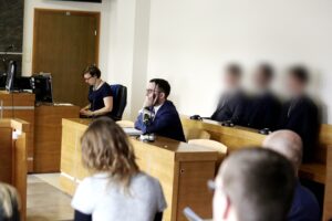 Rozprawa mężczyzn oskarżonych o oblanie pomnika w Rząbcu czerwoną farbą / Jarosław Kubalski / Radio Kielce