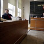 Rozprawa mężczyzn oskarżonych o oblanie pomnika w Rząbcu czerwoną farbą / Jarosław Kubalski / Radio Kielce