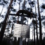 Pomnik oraz krzyż w Rząbcu w gminie Włoszczowa / Jarosław Kubalski / Radio Kielce