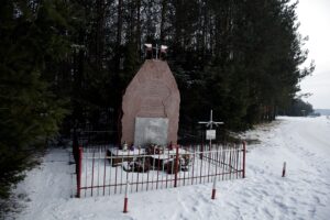 Pomnik oraz krzyż w Rząbcu w gminie Włoszczowa / Jarosław Kubalski / Radio Kielce