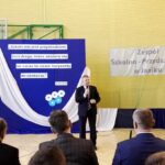 Janik w gm. Kunów. Szkoła od dziś z dostępem do szybkiego internetu szerokopasmowego. Na zdjęciu: Jarosław Rusiecki, senator PiS / Emilia Sitarska / Radio Kielce