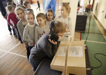 20.02.2017 Busko-Zdrój. "Naukobus" Centrum Nauki „Kopernik” zawitał dzisiaj do Szkoły Podstawowej nr 3. / Jarosław Kubalski / Radio Kielce