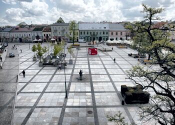 12.05.2016 Kielce. Rynek. Ruch samochodowy. / Jarosław Kubalski / Radio Kielce