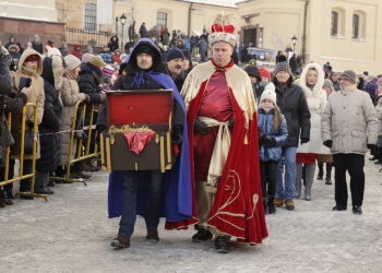 06.01.2017 Kielce. Orszak Trzech Króli. Bertus Servaas jako Melchior. / Jarosław Kubalski / Radio Kielce