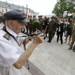 12.08.2017 Kielce. Marsz Szlakiem Pierwszej Kompanii Kadrowej wkroczył do Kielc. Przemarsz z Placu Wolności pod Pałac Biskupów Krakowskich. / Jarosław Kubalski / Radio Kielce