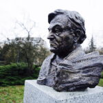 05.01.2017 Kielce. Popiersie fotografika Pawła Pierścińskiego w Alei Sław XX Wieku na skwerze Szarych Szeregów / Jarosław Kubalski / Radio Kielce