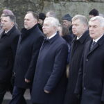 02.01.2018 Łagów. Pogrzeb księdza kanonika Jerzego Beksińskiego. Posłowie PiS Andrzej Kryj, Marek Kwitek, Krzysztof Lipiec, senator Jarosław Rusiecki i wicewojewoda świętokrzyski Andrzej Bętkowski / Jarosław Kubalski / Radio Kielce