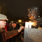 12.01.2018 Kielce. Odsłonięcie popiersia  artysty fotografika Pawła Pierścińskiego w Alei Sław. Popiersie odsłoniła Jolanta Pierścińska, żona artysty / Jarosław Kubalski / Radio Kielce