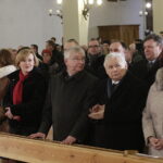 Jarosław Kaczyński odwiedził Starachowice. Prezes PiS wziął udział w mszy świętej w przededniu 5. rocznicy śmierci swojej matki Jadwigi Kaczyńskiej. Nabożeństwo odbyło się w kościele pod wezwaniem Wszystkich Świętych / Jarosław Kubalski / Radio Kielce