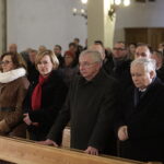 Jarosław Kaczyński odwiedził Starachowice. Prezes PiS wziął udział w mszy świętej w przededniu 5. rocznicy śmierci swojej matki Jadwigi Kaczyńskiej. Nabożeństwo odbyło się w kościele pod wezwaniem Wszystkich Świętych / Jarosław Kubalski / Radio Kielce