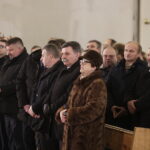 Jarosław Kaczyński odwiedził Starachowice. Prezes PiS wziął udział w mszy świętej w przededniu 5. rocznicy śmierci swojej matki Jadwigi Kaczyńskiej. Nabożeństwo odbyło się w kościele pod wezwaniem Wszystkich Świętych / Jarosław Kubalski / Radio Kielce