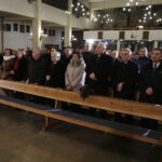 Jarosław Kaczyński odwiedził Starachowice. Prezes PiS wziął udział w mszy świętej w przededniu 5. rocznicy śmierci swojej matki Jadwigi Kaczyńskiej. Nabożeństwo odbyło się w kościele pod wezwaniem Wszystkich Świętych / Jarosław Kubalski / Radio Kielce