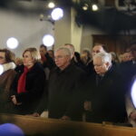 Jarosław Kaczyński odwiedził Starachowice. Prezes PiS wziął udział w mszy świętej w przededniu 5. rocznicy śmierci swojej matki Jadwigi Kaczyńskiej. Nabożeństwo odbyło się w kościele pod wezwaniem Wszystkich Świętych / Jarosław Kubalski / Radio Kielce