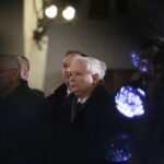 Jarosław Kaczyński odwiedził Starachowice. Prezes PiS wziął udział w mszy świętej w przededniu 5. rocznicy śmierci swojej matki Jadwigi Kaczyńskiej. Nabożeństwo odbyło się w kościele pod wezwaniem Wszystkich Świętych / Jarosław Kubalski / Radio Kielce