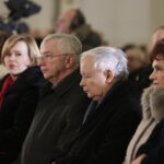 Jarosław Kaczyński odwiedził Starachowice. Prezes PiS wziął udział w mszy świętej w przededniu 5. rocznicy śmierci swojej matki Jadwigi Kaczyńskiej. Nabożeństwo odbyło się w kościele pod wezwaniem Wszystkich Świętych / Jarosław Kubalski / Radio Kielce