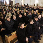 Jarosław Kaczyński odwiedził Starachowice. Prezes PiS wziął udział w mszy świętej w przededniu 5. rocznicy śmierci swojej matki Jadwigi Kaczyńskiej. Nabożeństwo odbyło się w kościele pod wezwaniem Wszystkich Świętych / Jarosław Kubalski / Radio Kielce