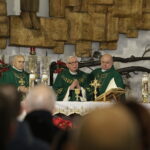 Jarosław Kaczyński odwiedził Starachowice. Prezes PiS wziął udział w mszy świętej w przededniu 5. rocznicy śmierci swojej matki Jadwigi Kaczyńskiej. Nabożeństwo odbyło się w kościele pod wezwaniem Wszystkich Świętych / Jarosław Kubalski / Radio Kielce