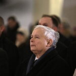 Jarosław Kaczyński odwiedził Starachowice. Prezes PiS wziął udział w mszy świętej w przededniu 5. rocznicy śmierci swojej matki Jadwigi Kaczyńskiej. Nabożeństwo odbyło się w kościele pod wezwaniem Wszystkich Świętych / Jarosław Kubalski / Radio Kielce
