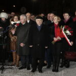 Jarosław Kaczyński odwiedził Starachowice. Prezes PiS wziął udział w mszy świętej w przededniu 5. rocznicy śmierci swojej matki Jadwigi Kaczyńskiej. Nabożeństwo odbyło się w kościele pod wezwaniem Wszystkich Świętych / Jarosław Kubalski / Radio Kielce